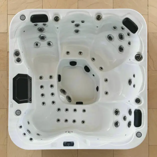 4500 Series Hot Tub – 6-seat hot tub with two loungers and 52 jets
