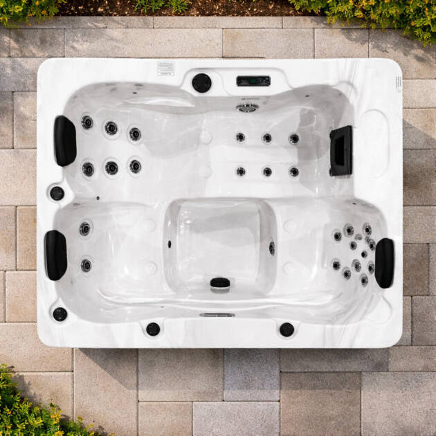 500 Series Hot Tub – 3-seat hot tub with lounger, 27 jets and waterfall